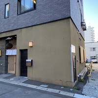伊勢鮨 - 外観と建物奥は駐車場