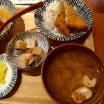 Nikudoufu To Remon Sawa Taishuu Shokudou Yasubee - 肉豆冨定食（白）の右側