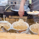 R - 油とタレとモヤシをのせて