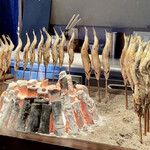 たでの葉 - お店に到着すると既に焼き始めていました。
      大きな鮎は岐阜県の高原川、中型サイズは熊本県からの天然物です。
      約50分かけて、じっくり遠赤外線の熱で頭から骨まで柔らかく焼き上げています♪