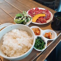 熟成和牛焼肉エイジング・ビーフ 神楽坂飯田橋店 - こちらがランチセットです(*´ｪ｀*)
