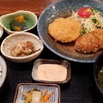 Uorokku - 日替わりランチのコロッケ定食（900円）。左がホタテ、右がカボチャとチーズのコロッケです。衣がザクザクしていて美味しかった