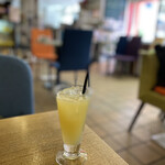 パスタ・エ・カフェ・シオサイ - 同僚のオレンジジュース。ちょっと薄かったかな(￣▽￣;)