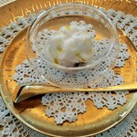 SALONE TOKYO - フワッとした新食感にこだわった茹でタコに、あさりエキスのエスプーマとオレンジオイルを合わせたシチリアらしい1品