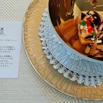 SALONE TOKYO - 華やかなクリスマスケーキをイメージした2品目は、甘海老にフォアグラやブリオッシュを合わせた斬新な組み合わせ