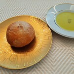 SALONE TOKYO - 温めて提供される自家製の全粒粉パンは表面がパリッと香ばしく中は全粒粉の香りが豊か♪スッキリ香り良いオリーブオイルがマッチ