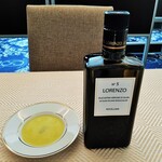 SALONE TOKYO - 香水のボトルのようなシチリアのオリーブオイル、LORENZOのNo,5はオリーブの実から種を抜いて作った軽やかな味わい