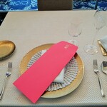 SALONE TOKYO - シャンパンゴールドのショープレートにレース編みを重ねた洗練されたセッティング♪ビビッドなピンクの封筒には本日のメニューが