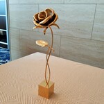 SALONE TOKYO - テーブルには上品なゴールドのローズが飾られ、凛としたエレガントな雰囲気