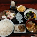 Senkita - 刺身山かけとなすみそセット850円税込、小鉢（奥: とうもろこし天ぷら、手前: 大根漬物、蒟蒻煮物）、みそ汁付き、ごはん大盛り無料、写真は中盛り