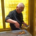 トゥ・ラ・ジョア イズム - 須本シェフが絶妙の火入れで松茸を焼いております