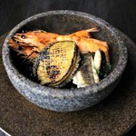 【經典石鍋】 蝦夷鮑魚和鮮魚的石烤焦香黃油醬油的香味