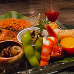 菅井 - ♦︎牡蠣の上に自家製のカラスミ、右手にヤマモモ。素麺南瓜を胡麻酢で和えた物。青干しゼンマイを生姜で炊いた物。鰻。枝豆と車海老と蛸とミョウガと橙で煮たサツマイモと新大根とハムと卵と蓮根