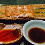 菅井 - ♦︎天然の鰻の白焼き〜山葵と山椒で〜
      左が白焼きのタレ、右が蒲焼のタレ。菅井タレはどこよりも美味しかった。夏も脂が乗ってて美味しいのですね。