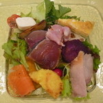 リストランテ ヴォナ フォルトゥーナ - ＜2012年11月＞本日の特製前菜盛り合わせと自家栽培無農薬野菜たっぷりのバーニャカウダソースのサラダ