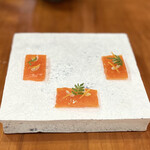 レストラン ナズ - 熟成スモークサーモンの表面を昆布締めにして