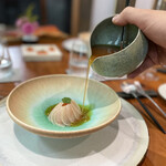 レストラン ナズ - スモークサーモンにラクト発酵の蕪をあしらいトマトのソース