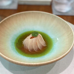 レストラン ナズ - スモークサーモンにラクト発酵の蕪をあしらいトマトのソース