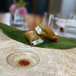 レストラン ナズ - 地元の鮎と京都の万願寺唐辛子の春巻き（肝と魚醤）にスイカのソース