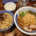 麺屋 悠 - 冷やしワンタンつけそば（塩）大盛（1000円）
      つけ汁にはたっぷりの刻み葱、焦がし葱が入った！