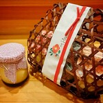 祇園 椿 - 嫁へのお土産。かわいい千代紙と竹篭に大好物のプリン！喜んでくれるかな？
