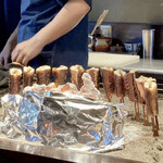 たでの葉 - 三河一色産の養殖うなぎ
      炭火で焼きながら脂が滴り時折ジュッと音がします！
      約500g位の大きさですと胴回りがやや太めです。