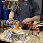 たでの葉 - スッポン炭火焼き
      この日の12名で二匹のスッポンを捌いたそうです。
      部位は肩と腰の部分、スッポンの肩と腰！？
      味の付け根辺りなのかな、食感が良いですね♪
      
      炭火手前上の小魚はタカハヤだったかな⁉︎