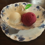 ぶどうの樹 - アイス３個盛（手前左からとうふアイス、ぶどうシャーベット、奥側桃アイス）