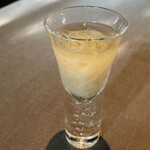 茶禅華 - 香黒文字～爽やかな香りのする楊枝などに使われる黒文字の木の冷たいお茶に極細の素麺を合わせたひと品