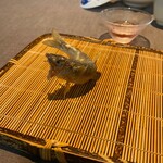 茶禅華 - 五粮香鮎～長野県天竜川支流で獲れた若鮎の春巻き～春巻きの皮を粉末にしたものを身にまぶして揚げたひと品　蓼酢
