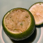 茶禅華 - 青柚子海蜇～くり抜いた柚子の中にクラゲ～ふたの果肉を絞って
