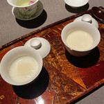 茶禅華 - 冷たい杏仁豆腐と温かい杏仁豆腐