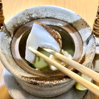 佐とう - 肉厚な松茸を発見！
                    他、帆立しんじょう、銀杏、三つ葉。
                    かぼすを絞って熱々をいただきます。