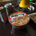 えびす屋 - お汁と野菜と飲み物もゲット