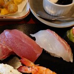 伊勢屋寿司 - 左からカンパチ、マグロ、鯛、カニの軍艦巻き