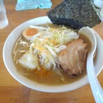 Hokkaido ramen kobaya - ニンニクとラー油を投入