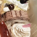 菓子工房 おおはら - 奥から「季節のショートケーキ」「ミル クレープ」「ショコラメゾン」「懐かしのモンブラン」