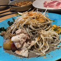 しゃぶしゃぶ KINTAN 代官山本店 - ランチのキャンペーンメニューに付いてくる担々麺
                    野菜やひき肉、わかめも具が満載です。
                    これにしゃぶしゃぶ、お代わりできるお野菜が付くので、すごいボリューム