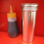 ラーメン二郎 - 卓上の調味料