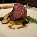 パッソ・ア・パッソ - 岩手県産羊もも肉のロースト、赤ワインソース
      松茸のグリル