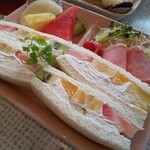 フルーツアイランド百果園 - フルーツサンドランチ ボリュームわりとあります！
            切り口が美しい♡