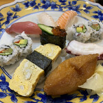 Michi sushi - アボカドカニカマロールはユニークです。