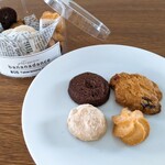 バナナダンス - 右側奥から時計回りにアメリカンクッキーロア、リッチバタークッキー、和三盆クッキー、ショコラクッキー