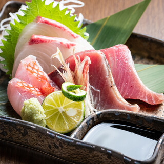[Seasonal fresh fish] Uses directly purchased fresh fish♪ Assorted sashimi