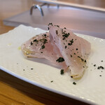 f - コブ鯛の生ハム〆炙りカルパッチョ、焼きモロヘイヤ掛け