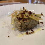 f - 地モノ天然鮎のペースト、西瓜の中果皮スライスと内果皮をロースト後粉砕したもの散らして