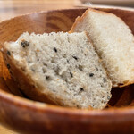 f - 自家製パンはプレーンと胡麻の二品