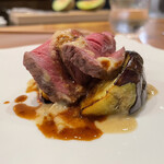 f - 秋田綿牛のロースト、岩牡蠣と玉葱の皮で仕上げたソースがコレまた絶妙！
