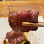 f - 綿牛は秋田産の黒毛和種で、特に赤身に奥深い旨味が有ると評判で、牛なだけにモー堪らなく美味しい♬