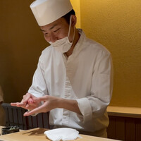 くるますし - 塩釜産鮪血合岸中とろを握る